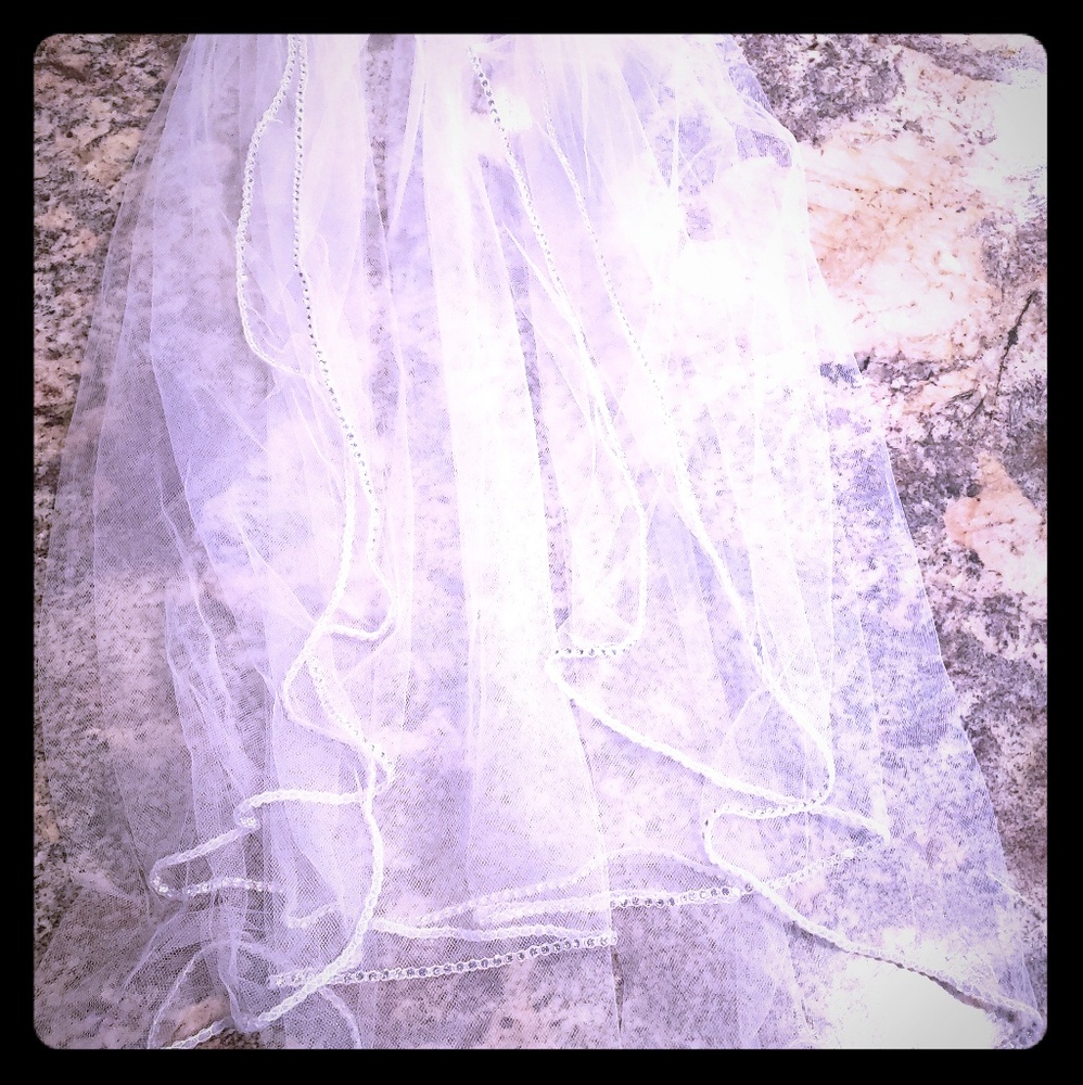 Elbow length veil